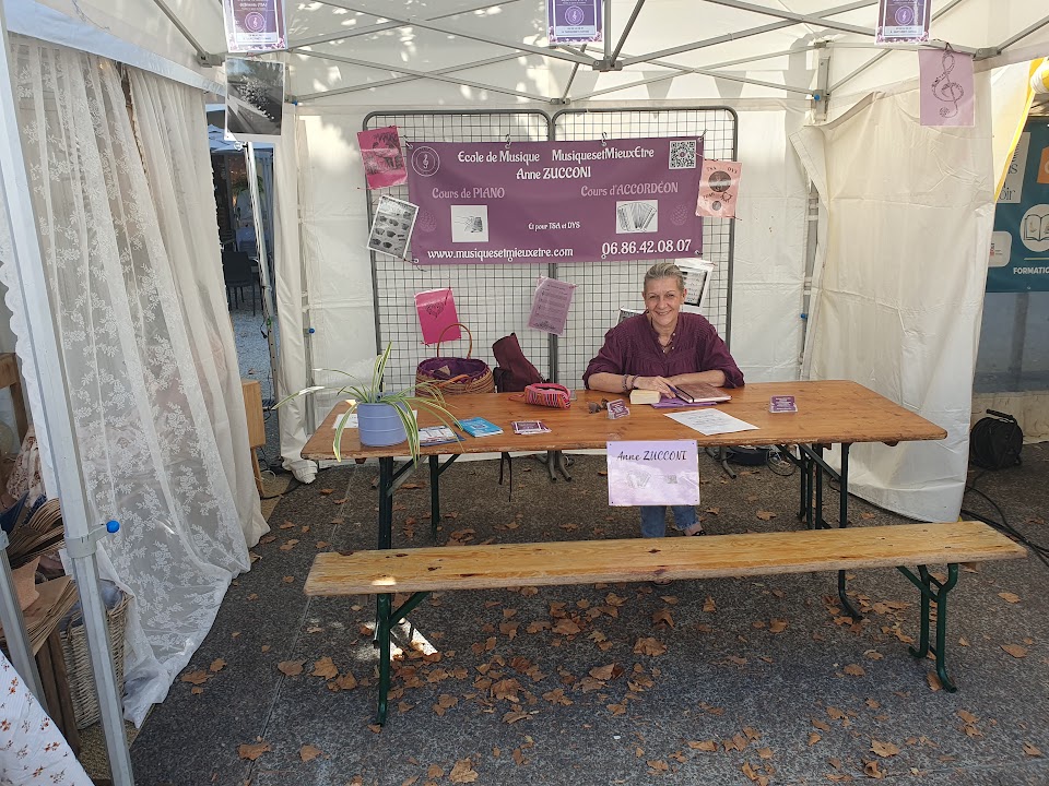 Anne Zucconi sur le stand de Musiques & Mieux Être à la foire de l’AAES à Sanguinet